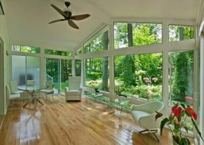 très grande façade avec grandes fenêtres, haut plafond et plancher de bois franc