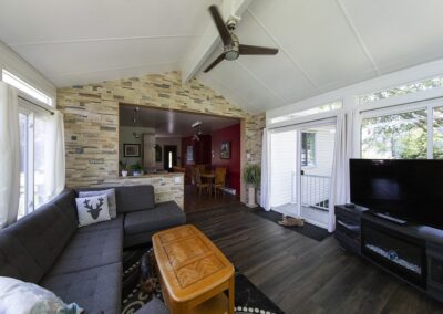 Ouverture vers salle à manger, porte patio blanche mur en pierre