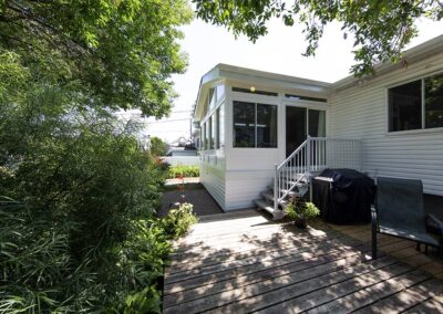 Solarium 4 saisons blanc avec porte-patio sur le côté